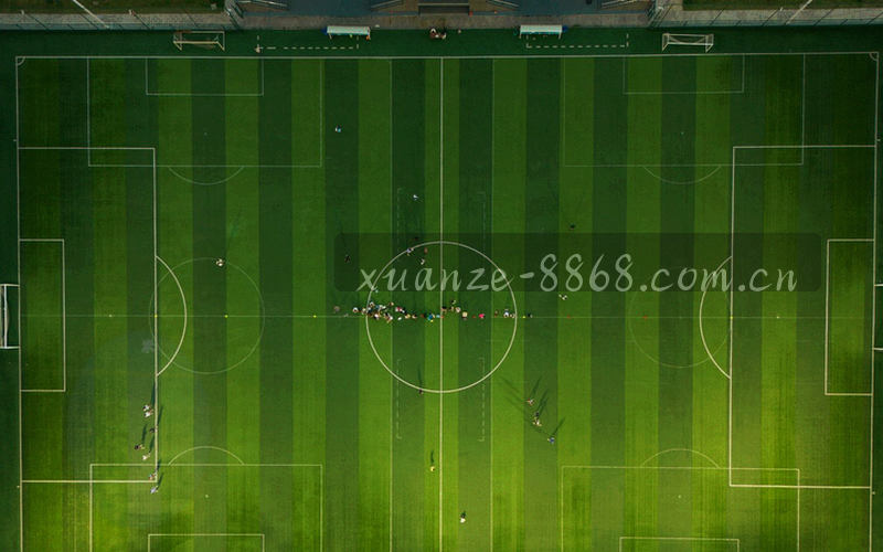 抽象时间轴折线图，标注2018至2024的品牌发展节点